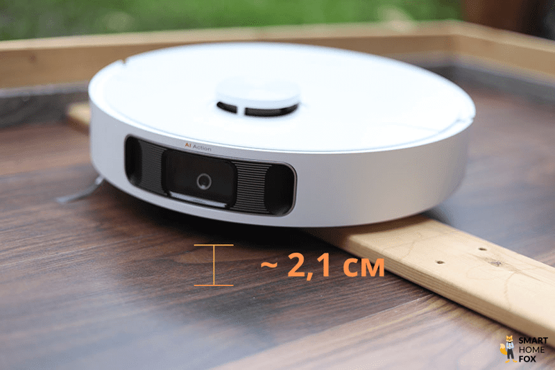 Dreame L10s Ultra преодолевает высокий дверной порог в ходе теста.